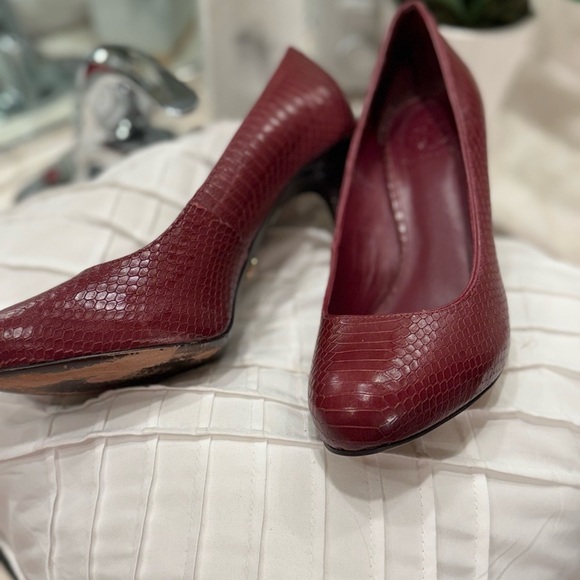 Elegant Tory Burch Burgundy Snakeskin Embossed Leather Pumps – Size 8.5 - Picture 11 of 13
